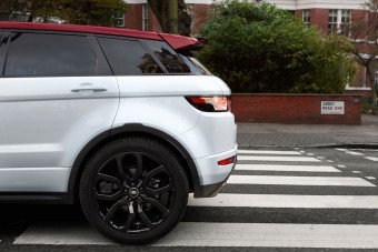 Beatles-emlékmodell a Land Rovertől