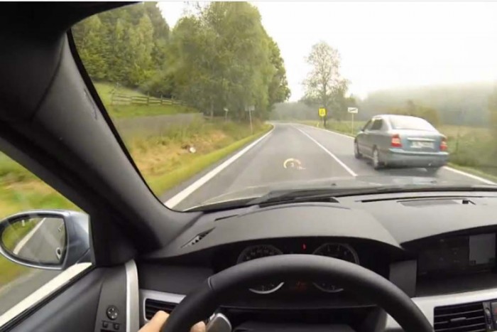 Ügyes a BMW-s srác, de jár neki a pofon