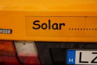 A solar-matrica alatt még felsejlik az előző, szintén elektromos üzemre utaló felirat