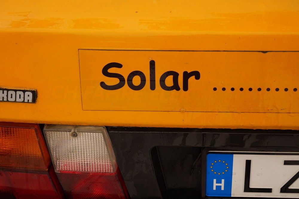 A solar-matrica alatt még felsejlik az előző, szintén elektromos üzemre utaló felirat