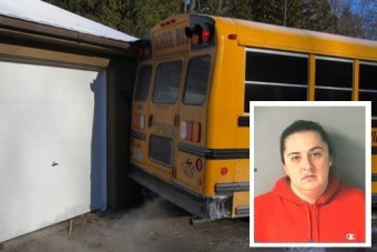 Ötéves gyerek vezette a buszt, karambolozott