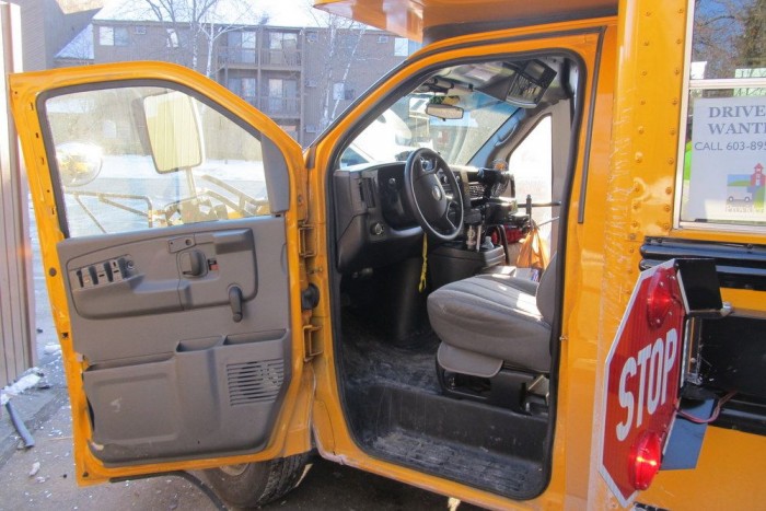 Ötéves gyerek vezette a buszt, karambolozott 4 | Vezess A busz oldalsó ablakában hirdetés: sofőrt keresünk! Aligha egy ötévesre gondoltak (inkább az anyja helyére kellene egy új ember)