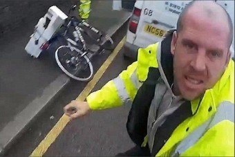 Elgázolta, majd megverte a kerékpárost