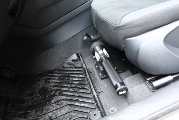 Mentünk az új Mercedes és Audi rendőrautóval 20 | Vezess Újdonság a a három autóban a sofőr sarka mögötti lámpatartó