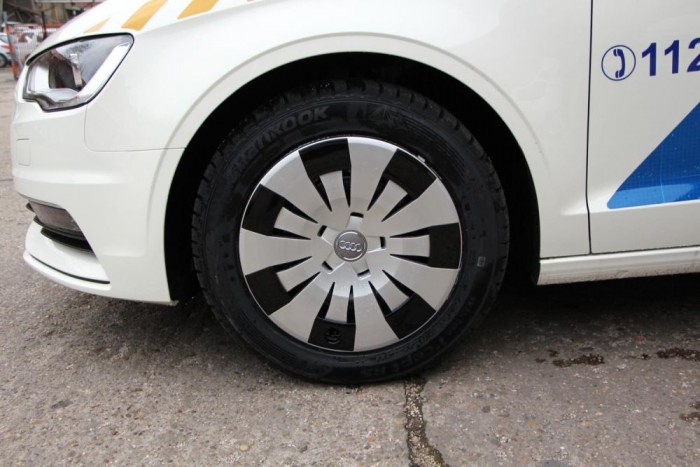 Mentünk az új Mercedes és Audi rendőrautóval 28 | Vezess Érdekes dísztárcsa az Audikon. A b-oszloptól sötét hővédő fóliát kapott mindhárom autó