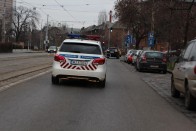 A garázs leggyorsabb autója két Octavia RS volt (nincs róluk fotó), a hivatalos megfogalmazás szerint azok a nagyteljesítményű előfutó autók. De nem lesz okuk panaszra a 184 lóerős Mercivel poroszkáló járőröknek sem - átautóztunk a belvároson, kollégám az Audiban ült, én a Merciben