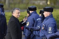 Ahogy a bajor rendőrök esetében természetes, hogy olyan BMW-ket hajtanak, amelyeket az utolsó csavarig bajorok készítettek, ma már az is természetes, hogy magyar rendőrök Magyarországon gyártott autókat használhatnak - mondta Orbán