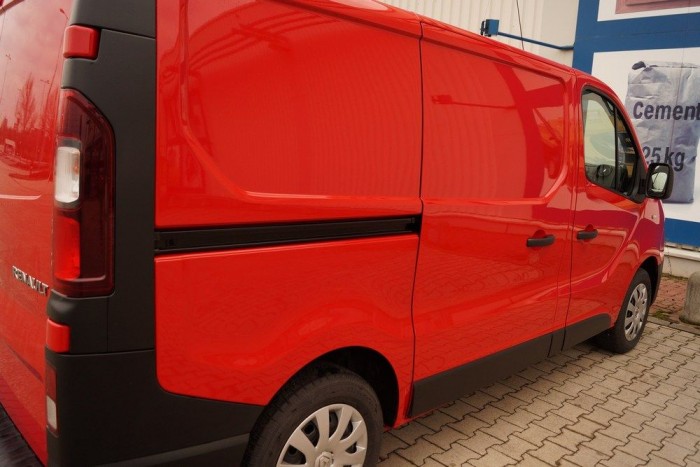 Másfél tonnát pakoltunk az új Traficba 9 | Vezess Egész látványos domborulatokat varázsoltak az első pillantásra síknak tűnő lemezekbe