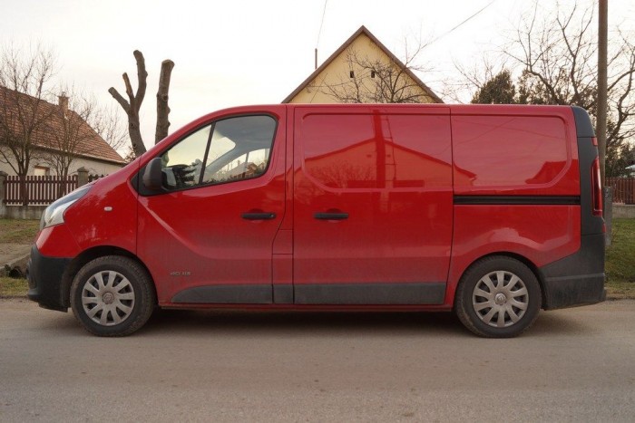 Másfél tonnát pakoltunk az új Traficba 18 | Vezess Ennyire ül meg a Trafic másfél tonna alatt