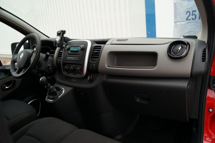 Másfél tonnát pakoltunk az új Traficba 11 | Vezess Temérdek tárolóhely van mindenfelé, a fűtés-szellőzés csendes és hatásos