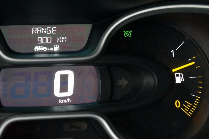 Másfél tonnát pakoltunk az új Traficba 24 | Vezess Negyed alatt vagyunk, de a 80 literes tank még kitartana 900 km-t