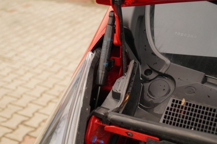 Másfél tonnát pakoltunk az új Traficba 20 | Vezess Luxus a kishaszonjárművek világában: teleszkópos motorháztető-kitámasztó