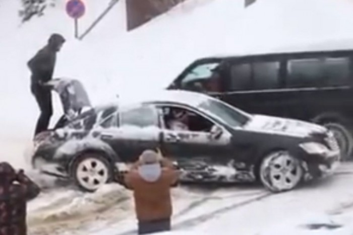 A román mercis kreatívan győzte le a havat