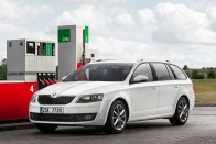 922 ezer forinttal drágább a CNG-s Octavia a vele összevethető benzinesnél és 182 ezerrel a dízelnél. Az 1,4 G-TEC 110 lóerős