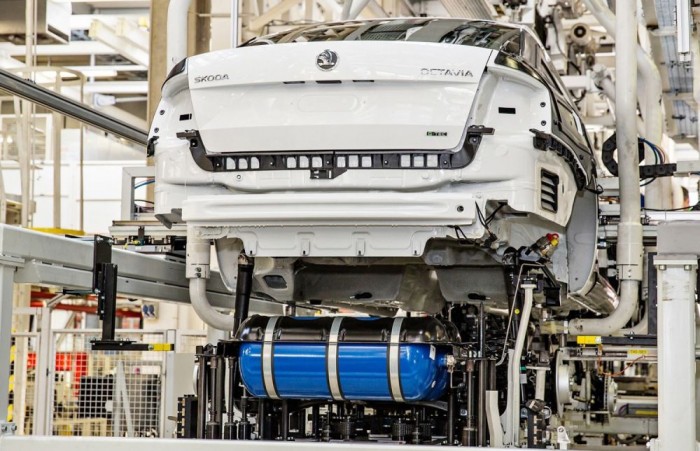 97 liter a kék színű gáztartályok össztérfogata az Octaviában. A benzintank 50 literes, az együttes hatótáv óriási