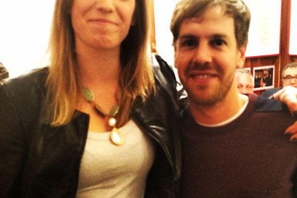 Vettelt egy élsportoló karolja át. A helyszín is igen különleges.
