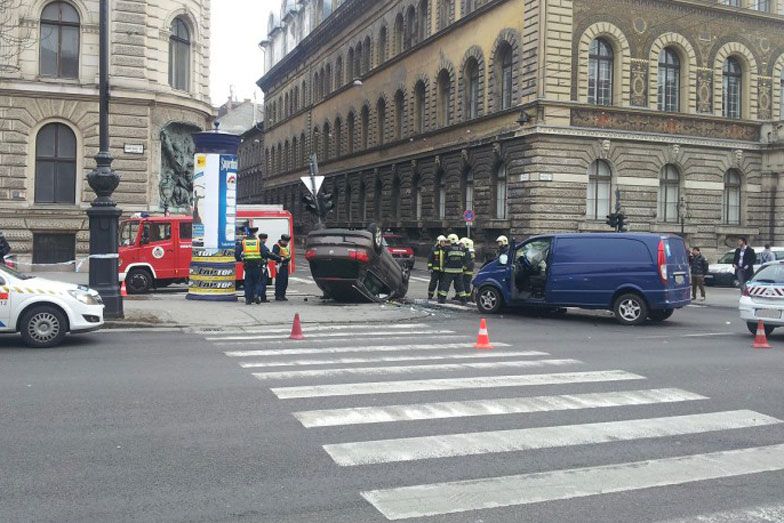 Lámpás kereszteződés, ennek ellenére az Izabellából egymással szemben haladóknak figyelniük kell az Andrássyra kanyarodókra