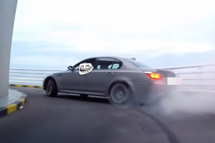 Így kell stílusosan feldriftelni a tetőre, egy BMW-vel