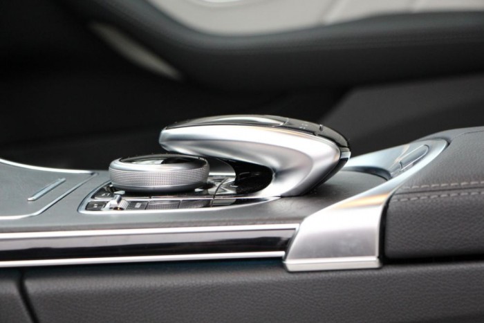 22 millióért ezt tudja ma egy kombi Mercedes 5 A Mercedes külön utakon jár a menüvezérlést tekintve, az általuk fejlesztett tárcsás-érintésre érzékeny felülettel kombinált rendszer eltér a BMW féle iDrive rendszertől.