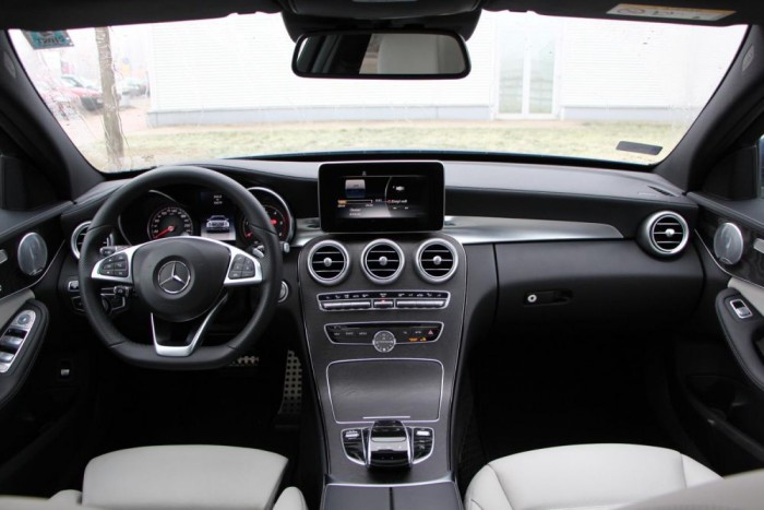22 millióért ezt tudja ma egy kombi Mercedes 6 Otthonos kabin, elegáns részletekkel, de nincs terhesen túlzsúfolva. Akinek ez is sok, az inkább az Audi végletekig leegyszerűsített belsejét ajánljuk.