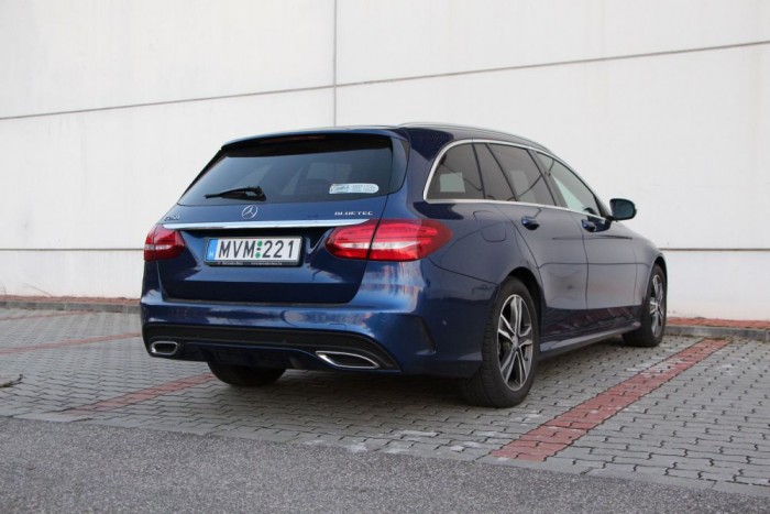 22 millióért ezt tudja ma egy kombi Mercedes 3 Hiába kombi, így is feltűnő látvány a C-osztály, sokan megbámulják. A két kamu-kipufogó nyílásért viszont kár volt.