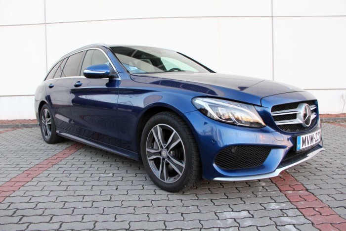 22 millióért ezt tudja ma egy kombi Mercedes 2 Innen nézve működik igazán a tervezők trükkje, mintha eltűnne a far, a forma kecses, dinamikus benyomást kelt.