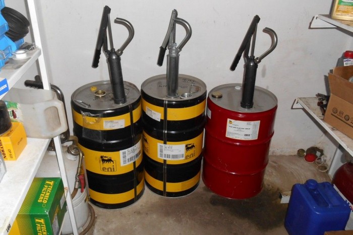 Ha megbízunk a szervizben, a legegyszerűbb rájuk hagyni az olajválasztást. Azért érdemes előre leegyeztetni, milyen minőségű és milyen áru anyag kerül majd a kocsiba és drágább olajaknál (2500 forint felett) már megéri a neten vagy egy útba eső benzinkútnál ellenőrizni az árakat