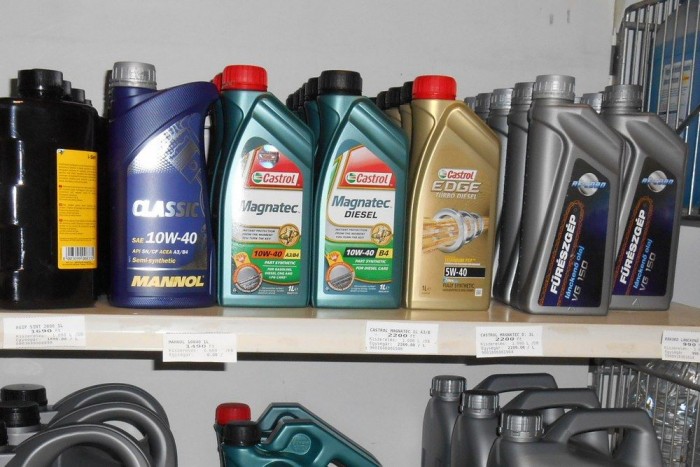 A kis vidéki kúton sem extrémek az árak, van olcsóbb de megbízható (Mannol) és persze van az istenített Castrol, átlagos áron