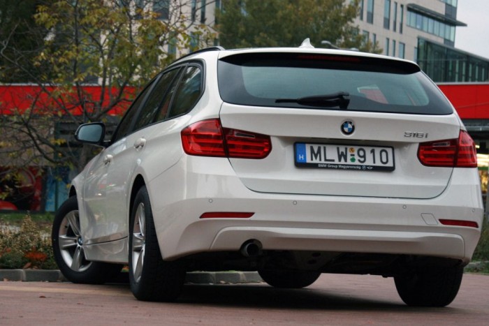 Egy évet kell várni a 41 milliós BMW-re 2 435 darabbal a 3-as széria a legkeresettebb BMW itthon. A fehér 316i nem tipikus, a dízelek és a 4x4-es modellek mennek jobban, de a Touringok részaránya évről-évre nő