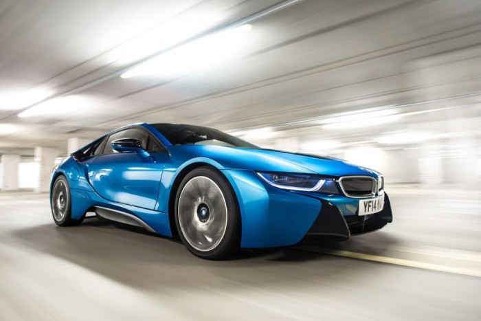 Egy évet kell várni a 41 milliós BMW-re 3 Másfél évre ugrott a konnektorról tölthető akkus, hibrid sportautó szállítási határideje. A BMW célja, hogy a gyártókapacitás bővítésével maximum fél évet várjanak a vásárlók az i3 és i8 modellekre