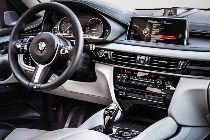 Egy évet kell várni a 41 milliós BMW-re 5 A szürke ív valóban ott van a műszerek körül, de az egész műszerfal egy nagy képernyő. Megnő rajta az aktuális sebesség, ahol a mutató tart