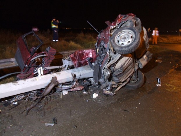 Képeken a 26-oson kettészakadt autó, nincs túlélő 7