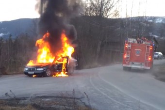 Lángolva gurult az autó, a tűzoltók hibáztak?