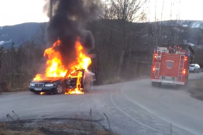 Lángolva gurult az autó, a tűzoltók hibáztak?