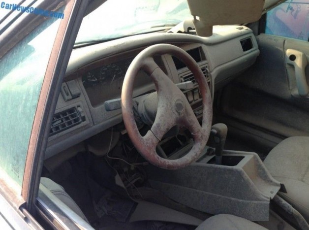 Jól felismerhetőek a Volkswagen formai jegyek, a kormány viszont utólagos tuning eredménye. 