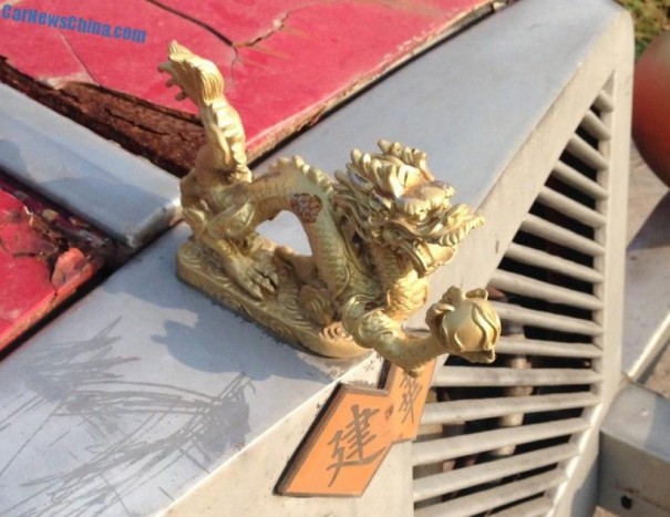 Erőt sugárzó aranysárkány, és a Jianhua felirat kínai írásjegyekkel.