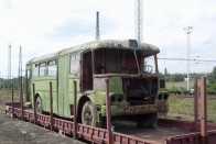 Egy másik cseh Ikarus 630-as, melyet méhkaptárok tárolására használtak egy időben