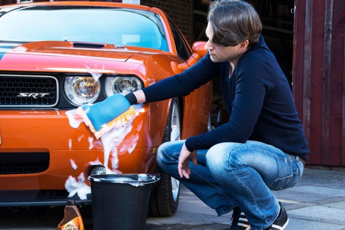 Ha a madarak meg találják tisztelni az autót, ürüléküket mosd le minél hamarabb! Rossz ötlet hagyni, hogy a fényezésre ráégjen a guanó