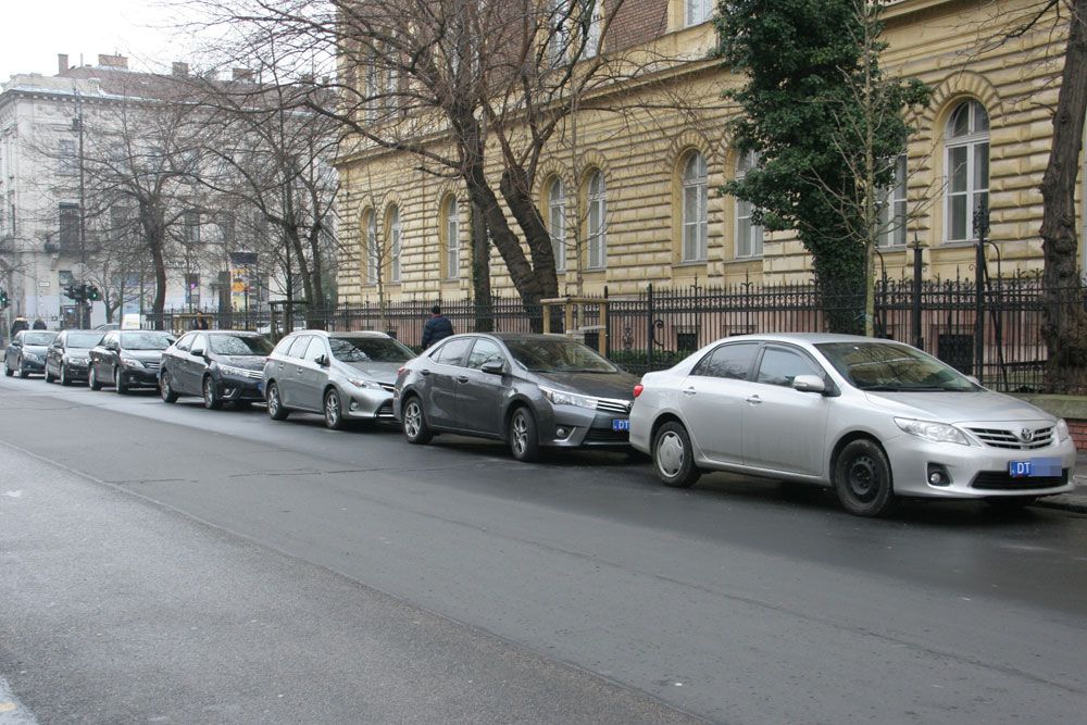 Az általunk fotózott képviseletek közül messze-messze az orosz körül áll rendszeresen a legtöbb autó. 80 százalékban Toyota, a maradék főleg Merci és BMW