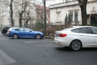 A BMW-t imádják a kínaiak is, a kereskedelmi osztály előtt szerdán egy vadiúj, összkerekes 4-es, és egy szintén fiatal 3-as GT is parkolt