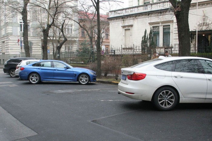 Mivel autózik az amerikai nagykövet? 57 A BMW-t imádják a kínaiak is, a kereskedelmi osztály előtt szerdán egy vadiúj, összkerekes 4-es, és egy szintén fiatal 3-as GT is parkolt
