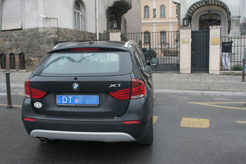 Szintén egy szem, de szintén német prémiumautó parkolt a szerb képviselet előtt