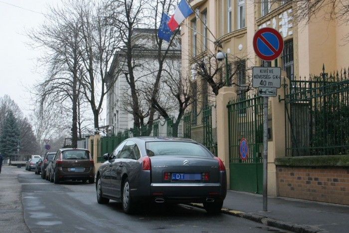 Mivel autózik az amerikai nagykövet? 62 Ugye senki nem lepődik meg azon, hogy a francia képviselet előtt C6-os áll, meg egy Renault Scénic, arrébb pedig egy Peugeot 5008
