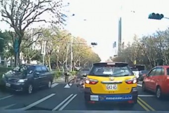 Ezt a bringás balesetet lehetetlen elsőre felfogni