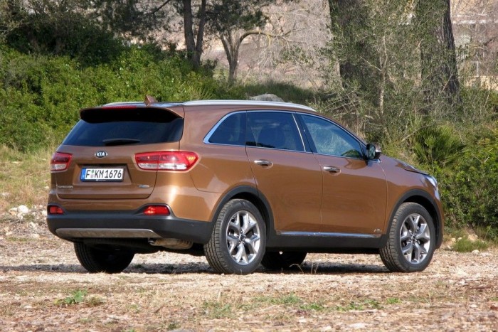 Előzékenységből jeles 6 | Vezess Crossoverbe hajlik a forma a nagyobb hossz, kisebb magasság és emeltebb övvonal miatt. Utóbbi kettő viszont azt is jelenti, hogy rosszabb a kilátás, ezért hasznos extra a tolatókamera és az autó környezetét felülről megjelenítő körkörös kamerarendszer. A hátsó lámpák LED-esek