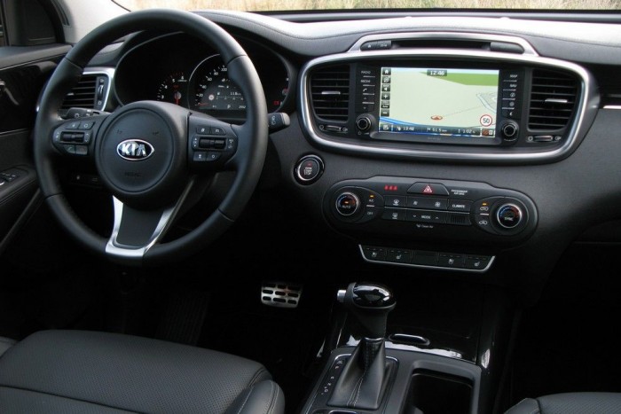 Előzékenységből jeles 7 | Vezess Derékmagasságtól felfelé mindent puha műanyag borít, ami jót tesz a minőségérzetnek. Nagyvonalú a felszereltség, ülésfűtés és ülésszellőzés is rendelhető