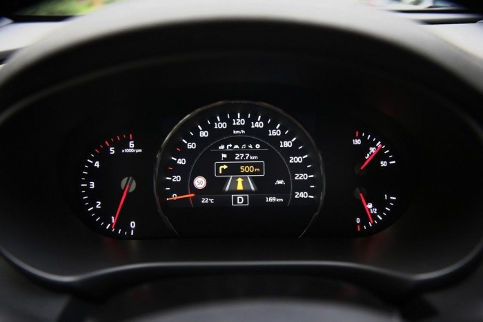 Előzékenységből jeles 8 | Vezess Már a második szinttől LED kijelzős a sebességmérő. A közepén így információs kijelzőt tudtak kialakítani