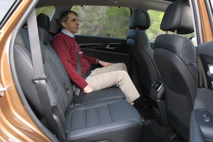 Előzékenységből jeles 10 | Vezess Óriási a hely hátul, de kell is, mert az ülőpárna kicsit közel van a padlóhoz