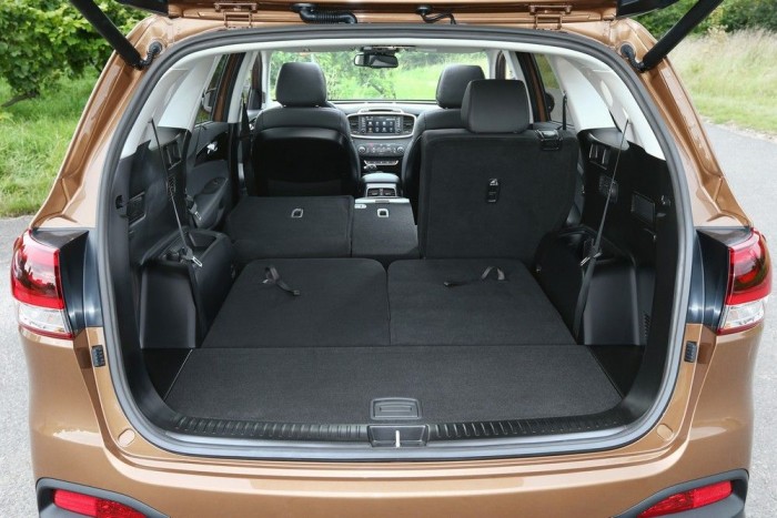 Előzékenységből jeles 12 | Vezess A hétüléses kivitelek csomagtartója a padló felett ugyanakkora, mint az ötüléseseké. A különbség az, hogy előbbiekben két ülés, utóbbiakban rekesz búik meg a padló alatt