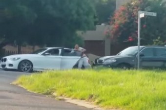 Álrendőrök raboltak el egy luxusautót